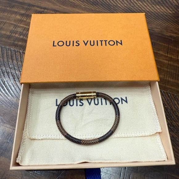LOUIS VUITTON Damier Keep It Bracelet - Picture 3 of 12